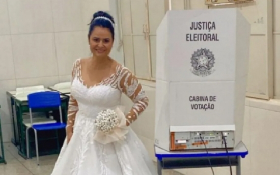 Empresária sai da própria festa de casamento e vota ainda com vestido de noiva e buquê em Jataí