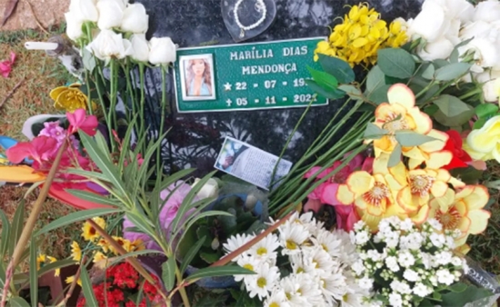 Fãs prestam homenagens em túmulo de Marília Mendonça no Dia de Finados