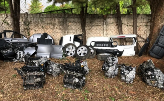 Dupla é presa suspeita de adulterar chassis e desmontar peças de carros de luxo roubados 