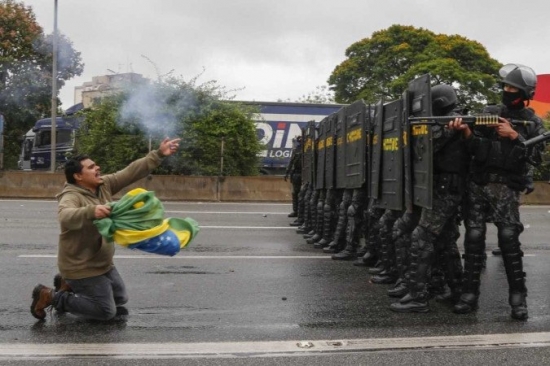 Após três dias, polícia reduz pela metade número de vias bloqueadas