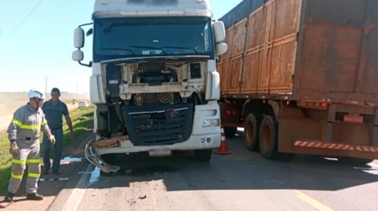 Carretas se envolvem em engavetamento na BR-163 em Lucas do Rio Verde