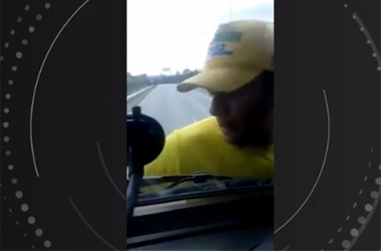 Bolsonarista pendurado em para-brisa e motorista desobedeceram leis de trânsito; caminhoneiro poderia até ser preso, dizem especialistas