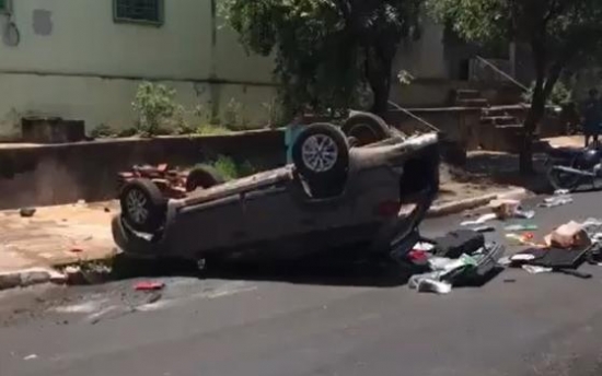Carro capota em acidente em Barra do Garças