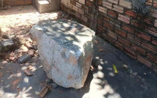 Deslizamento de pedras atinge residências em Barra do Garças