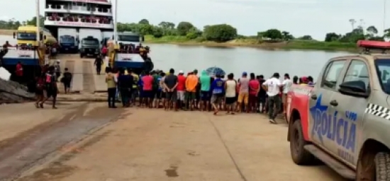 Cinco pessoas morrem em acidente envolvendo micro-ônibus que caiu no rio