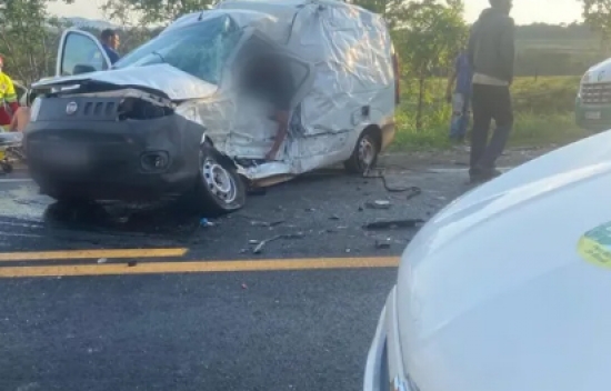 Acidente deixa uma pessoa morta e quatro feridos na BR-153