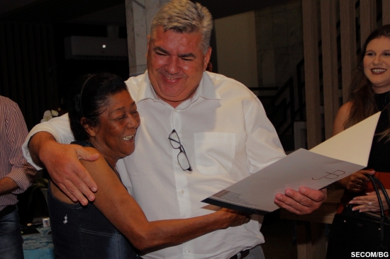 Prefeitura de Barra do Garças entrega mais 35 escrituras de imóveis aos moradores do Zeca Ribeiro