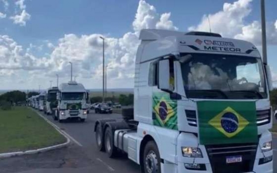 Cerca de 115 caminhões chegam ao QG do Exército no dia do relatório sobre as urnas