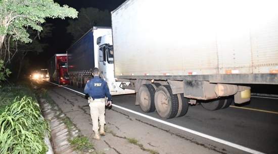 Motorista fica ferido em acidente envolvendo quatro carretas