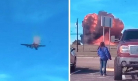 Aviões colidem e explodem durante show aéreo em Dallas