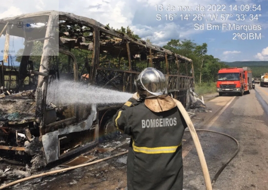 Ônibus pega fogo na BR-070