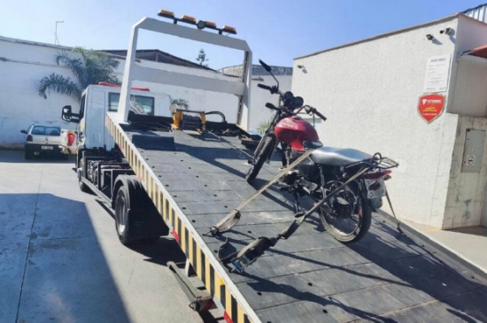 Motocicleta com 360 multas e mais de R$ 87 mil em débitos é apreendida