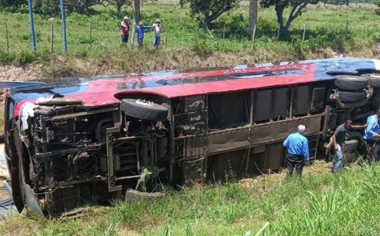 Ônibus tomba na Serra de São Vicente, em Rondonópolis (MT), e 10 pessoas são levadas para hospital