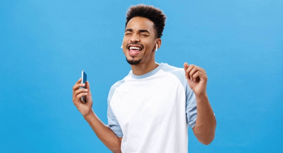 Mais de 1 bilhão de jovens podem ter perda auditiva nos próximos anos; saiba por quê