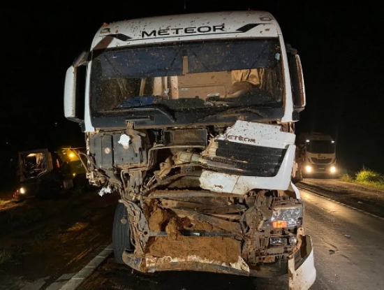 Bloqueios: terra na pista provoca acidente entre três carretas em MT