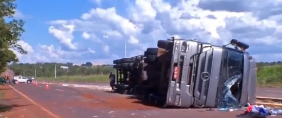 Motorista tenta desviar de bloqueio e carreta tomba em MT