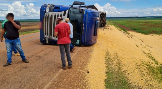 Motorista capota carreta após volante do veículo travar na rodovia