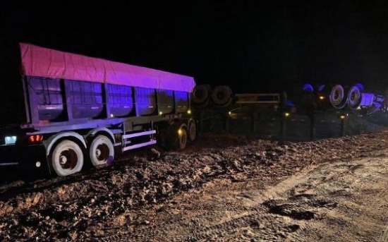 Caminhão capota e motorista morre após ficar preso às ferragens em Querência