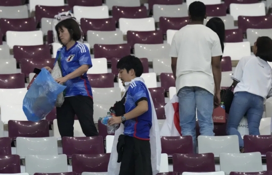 A festa fica para depois: torcedores do Japão limpam estádio após vitória histórica sobre a Alemanha no Catar