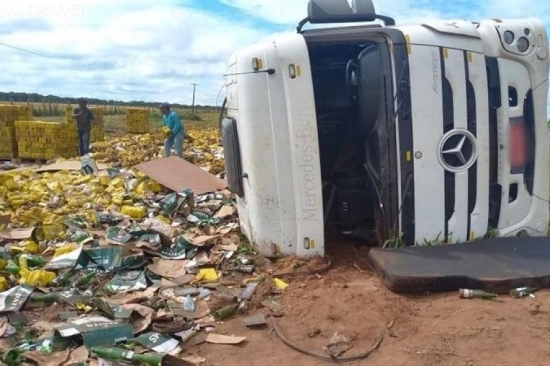 Carreta com cerveja tomba e parte da carga é saqueada em MT