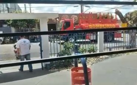 Bombeiros são acionados para combater incêndio em restaurante em Barra do Garças; vídeo