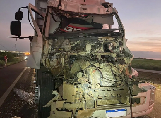 Batida entre carretas mata motorista de 23 anos 