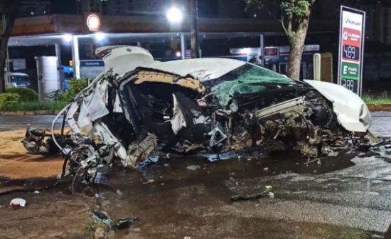 Carro fica completamente destruído depois de bater contra poste em avenida de Anápolis; fotos
