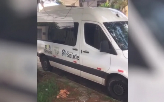 Motorista e paciente são flagrados fazendo sexo em van que levava pessoas para tratamento médico