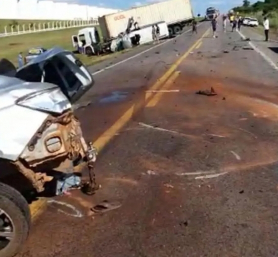 Acidente entre veículos de carga, van e carro deixa 11 feridos na BR-364 
