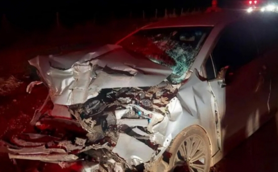 Mulher morre em batida entre carro e caminhão na GO-060, em Trindade