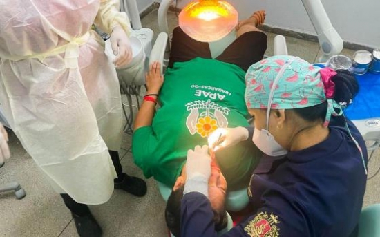 Estudantes da Apae de Aragarças recebem atendimento odontológico