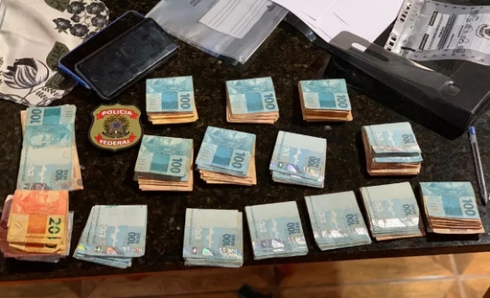 Polícia Federal apreende carros de luxo e dinheiro em operação contra o tráfico internacional de drogas