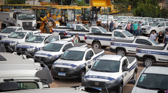 MT | Governo entrega mais de R$ 281 milhões em máquinas, ônibus escolares, equipamentos, veículos e notebooks