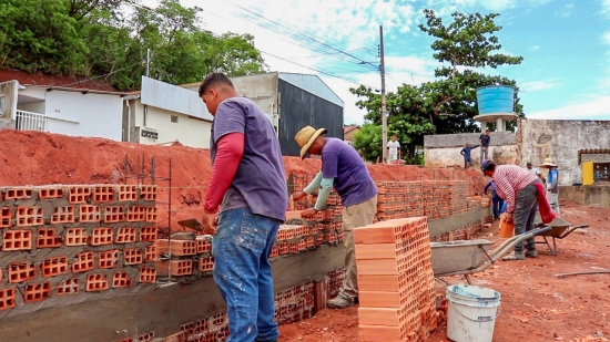 Prefeitura  de Barra do Garças inicia reconstrução do muro do Zeca Costa