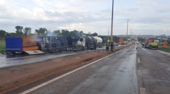 Caminhões pegam fogo após colisão na BR-364 em Rondonópolis