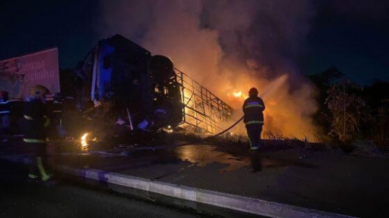 Nove pessoas ficaram feridas após ônibus tombar e pegar fogo