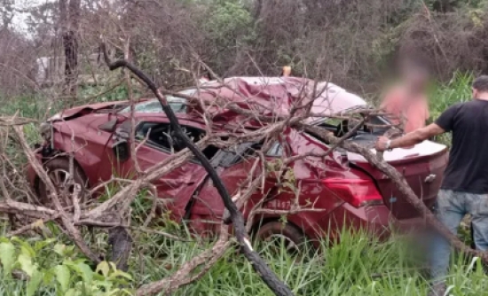 Mulher morre após perder controle da direção e bater em árvores na BR-158
