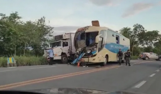 Acidente entre ônibus e caminhão deixa sete pessoas feridas