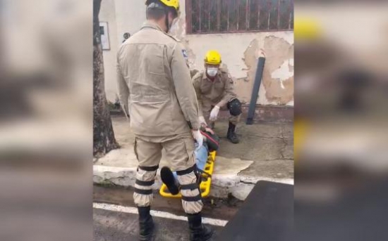 Motociclista fica ferido em colisão com carro em cruzamento de Barra do Garças; vídeo