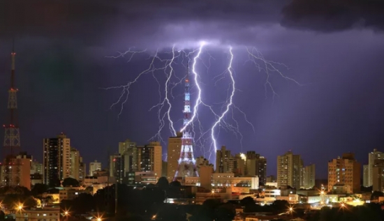 MT registra 8 milhões de raios em três meses