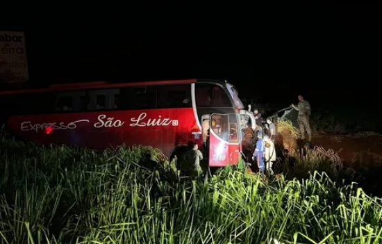Três pessoas ficam feridas após ônibus bater contra boi e ir parar em barranco na BR-060, diz PRF