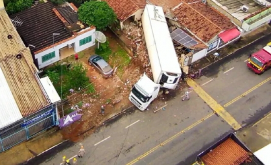 Carreta desgovernada invade três casas 
