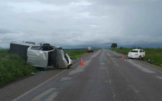 Acidente entre carro e caminhonete deixa duas pessoas mortas na BR-158