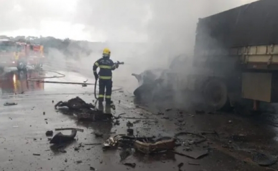 Motorista tem 90% do corpo queimado após carretas baterem de frente e pegarem fogo na BR-153, dizem bombeiros