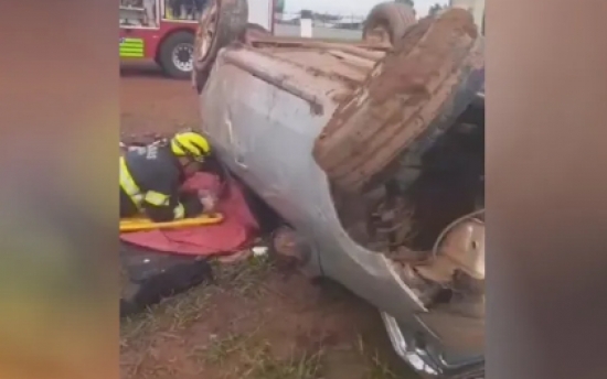 Carro com oito pessoas sai da pista e capota na BR-040