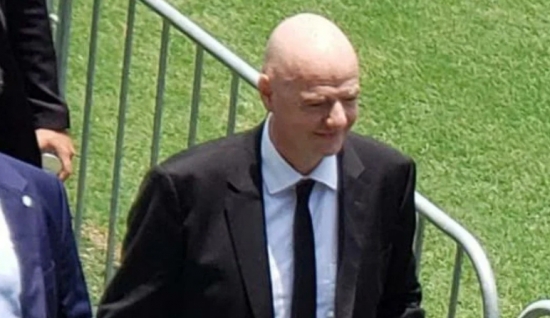 Presidente da Fifa chega a velório e pedirá estádios com nome de Pelé