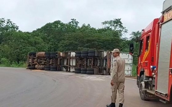 Caminhão carregado com 28 mil quilos de carne tomba em Barra do Garças