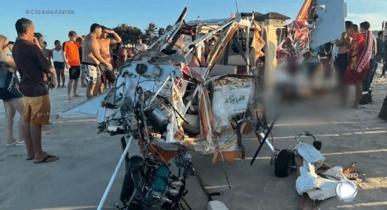 Avião ultraleve cai em praia, e piloto morre