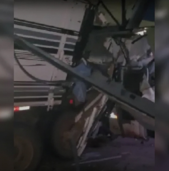 Três pessoas morrem em acidente entre ônibus e caminhão na BR-163