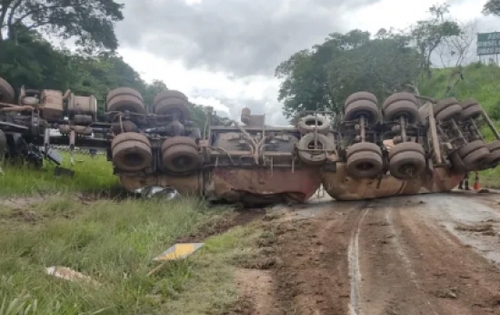 Motorista morre após carreta carregada de cimento tombar na BR-153